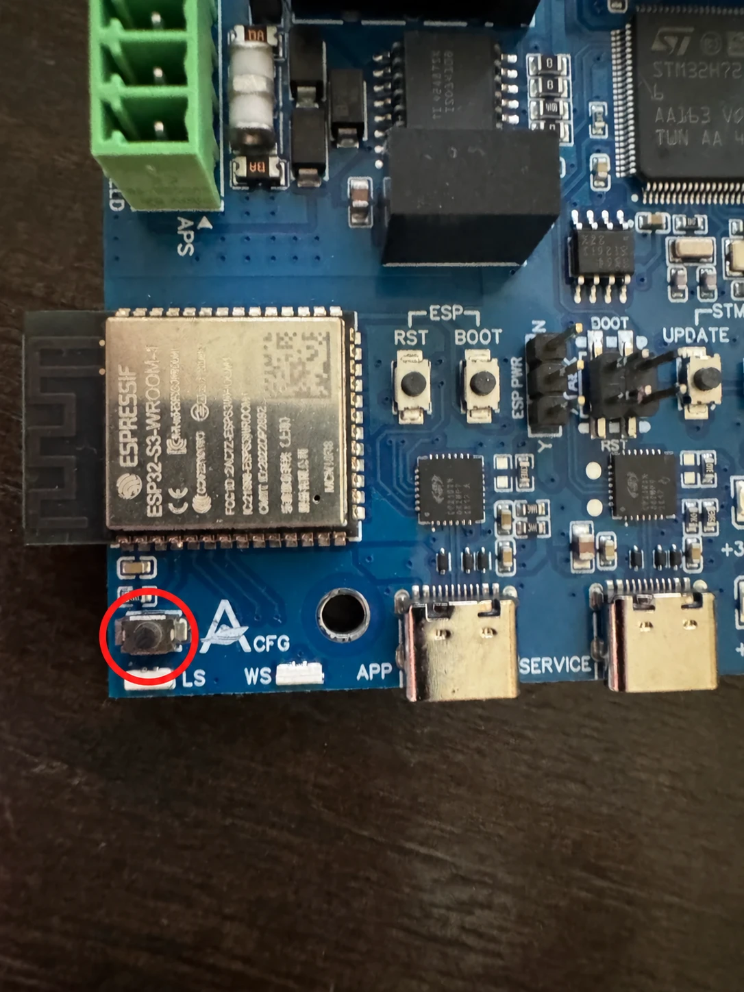 X4.4 APP setup button circled in red beside the Atlantis logo and CFG marking